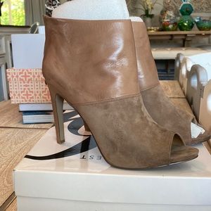 Nine West size 12 tan booties new
